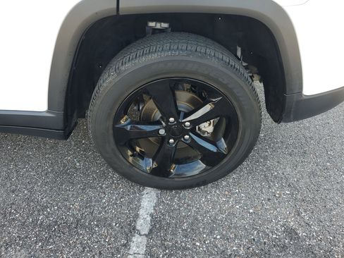 Used 2023 Jeep Grand Cherokee Altitude image 5