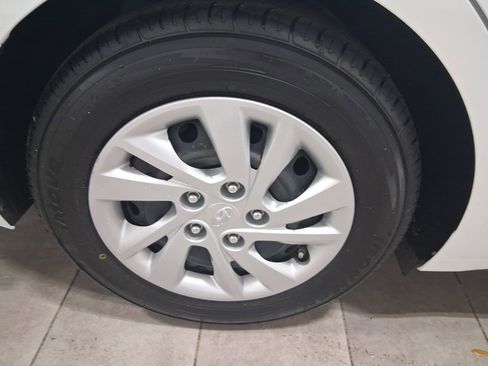 Used 2019 Hyundai Elantra SE image 12