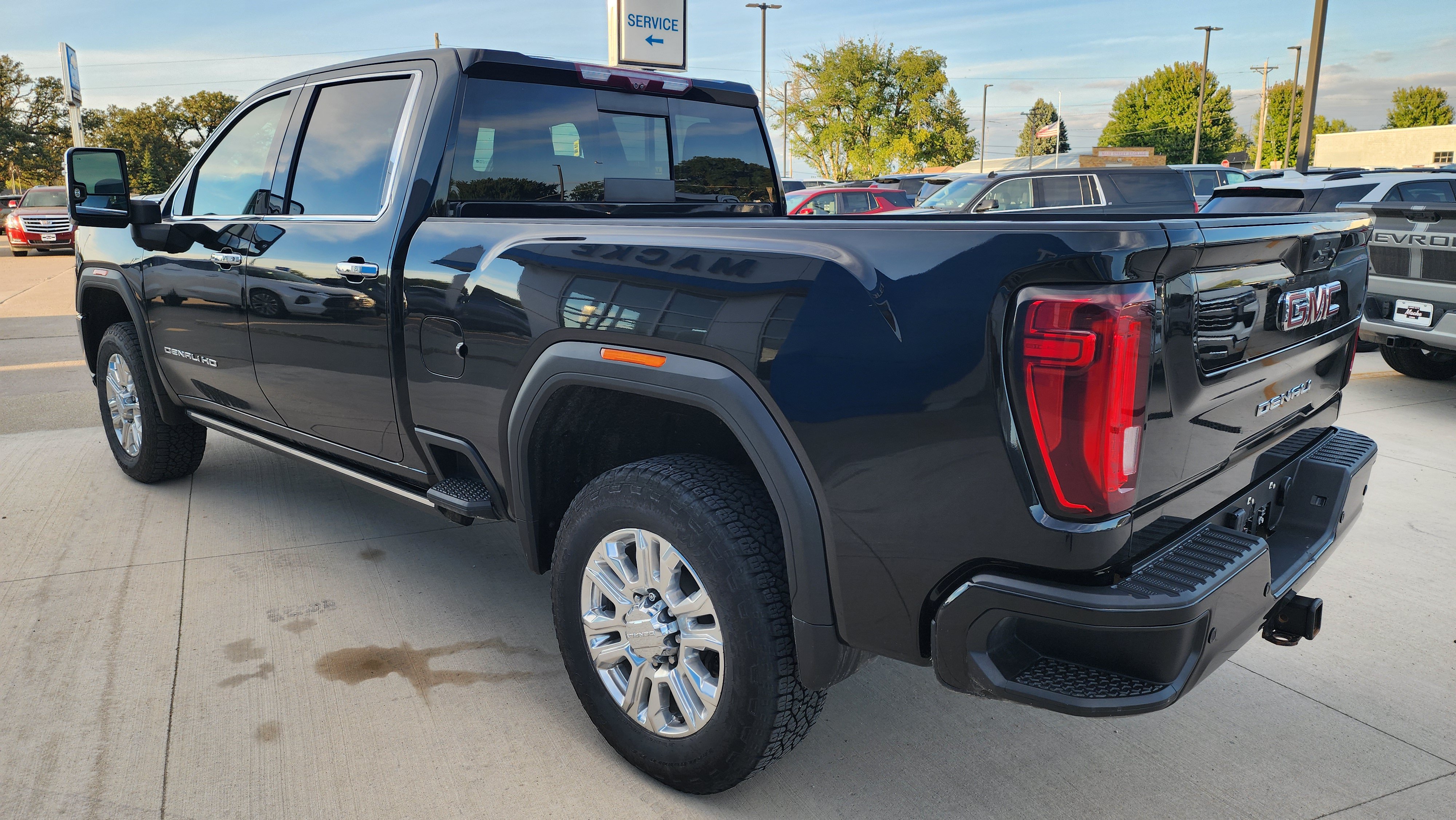 Certified 2022 GMC Sierra 2500 Denali w/ Denali Black Diamond Edition AWD/4WD image 6