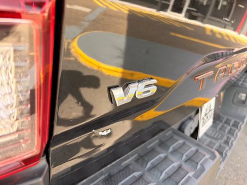 Used 2020 Toyota Tacoma SR5 AWD/4WD image 30