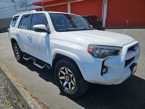 Used 2017 Toyota 4Runner SR5 Premium AWD/4WD image 6