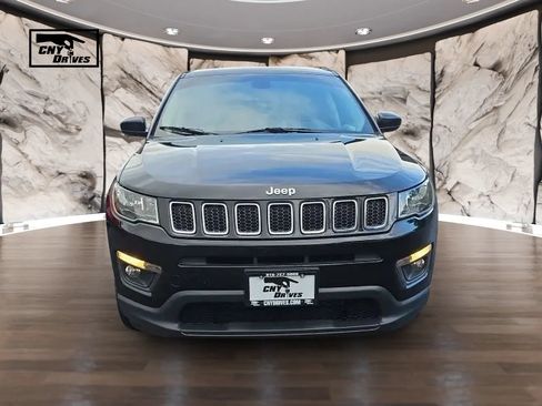 Used 2018 Jeep Compass Latitude w/ Popular Equipment Group AWD/4WD image 2