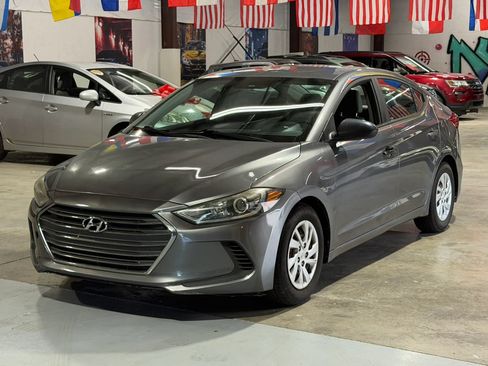 Used 2018 Hyundai Elantra SE FWD image 3