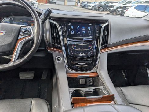 Used 2019 Cadillac Escalade Premium Luxury image 21