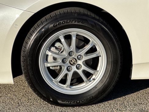 Used 2017 Toyota Prius Prime Advanced image 13