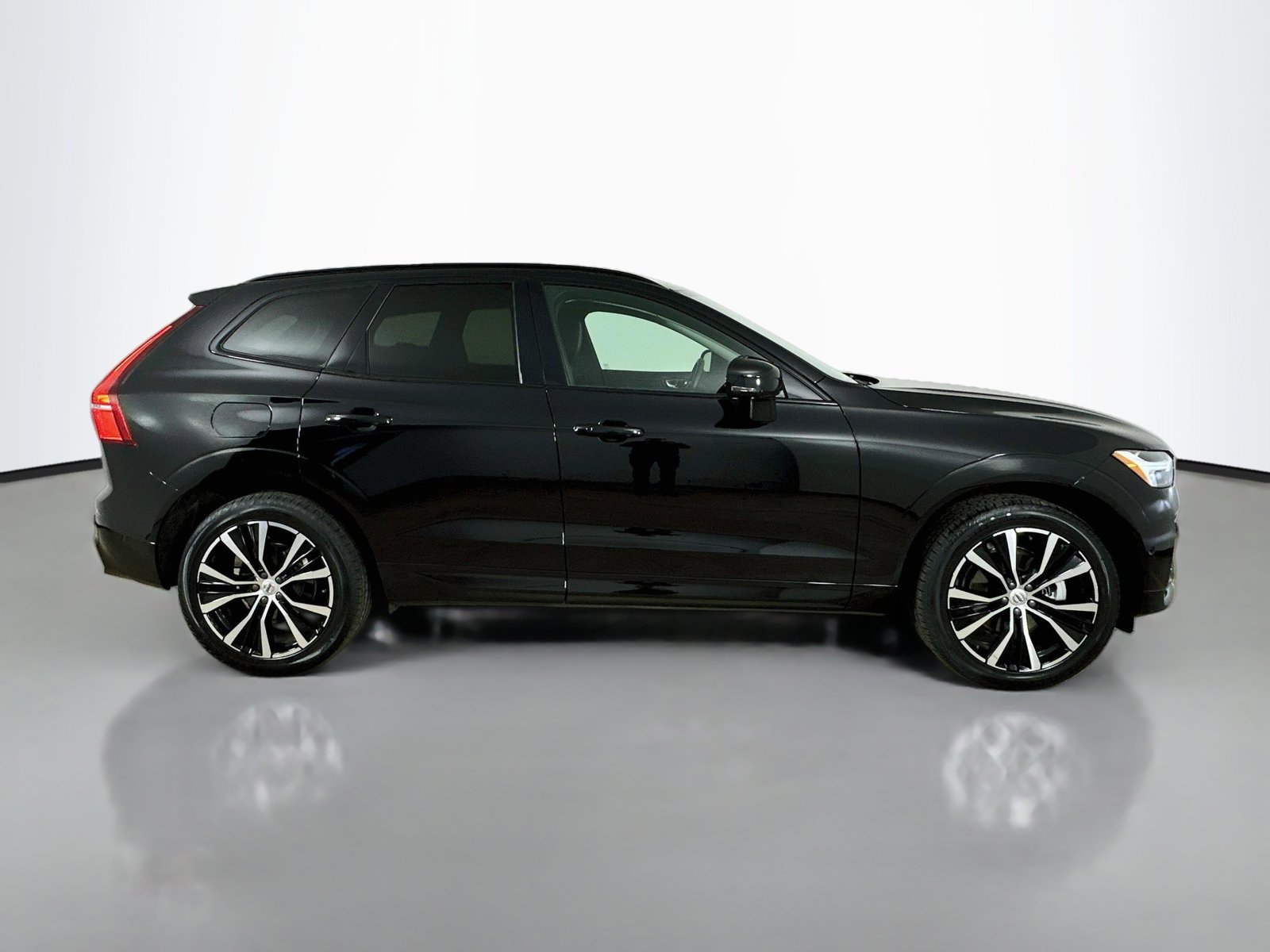 Used 2024 Volvo XC60 B5 Plus w/ Climate Package AWD/4WD image 4