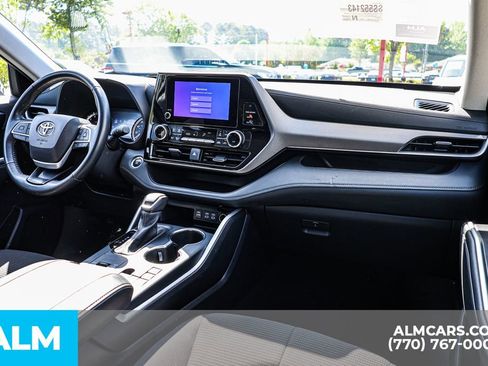 Used 2025 Toyota Highlander LE FWD image 32