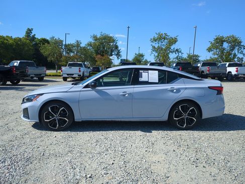Used 2024 Nissan Altima 2.5 SR FWD image 7