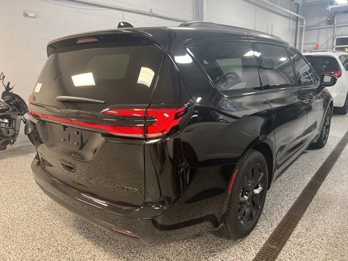 New 2026 Chrysler Pacifica Limited w/ S Appearance Package image 7