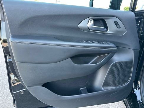 Used 2025 Chrysler Pacifica Select FWD image 34