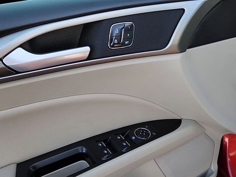 Used 2018 Ford Fusion SE w/ Fusion SE Technology Package FWD image 7