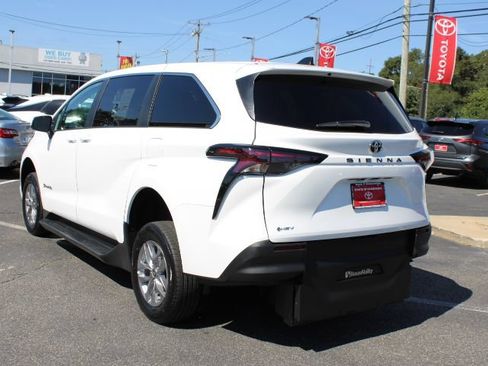 Used 2026 Toyota Sienna LE FWD image 3
