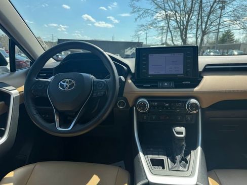 Used 2020 Toyota RAV4 XLE Premium image 16