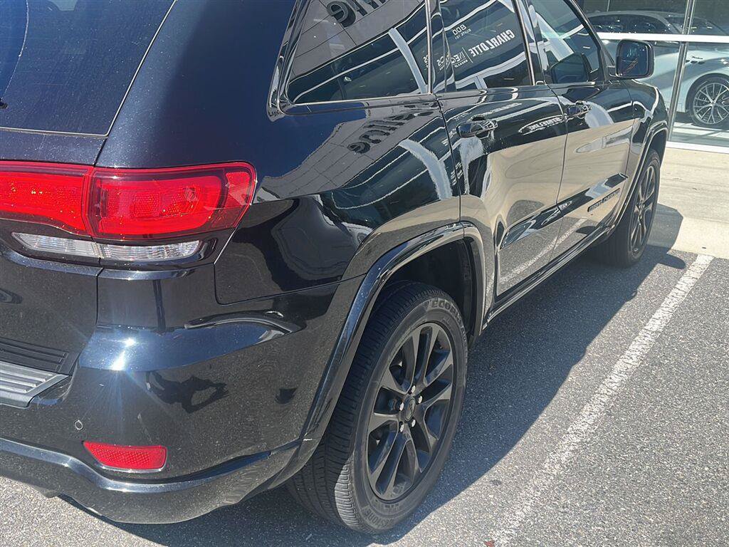 Used 2021 Jeep Grand Cherokee Laredo X AWD/4WD image 2
