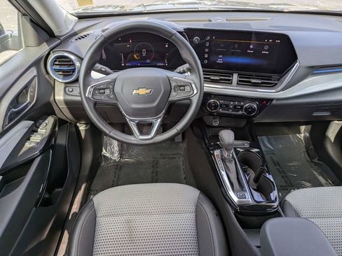 Used 2025 Chevrolet Trax LT w/ LT Convenience Package FWD image 16