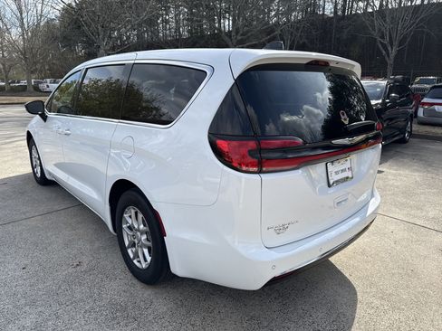 Used 2025 Chrysler Pacifica Select image 5