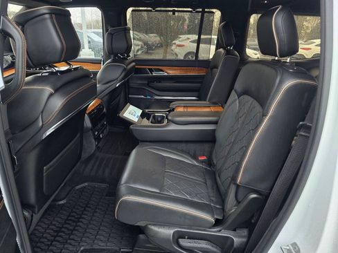 Used 2022 Jeep Grand Wagoneer Series III AWD/4WD image 21