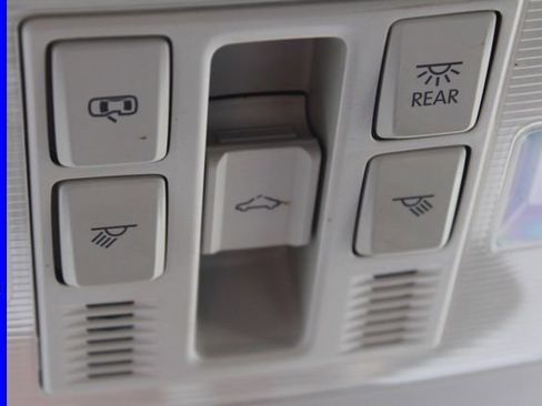 Used 2023 Volkswagen Tiguan SE w/ Panoramic Sunroof Package image 28