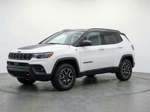 Used 2025 Jeep Compass Trailhawk image 2