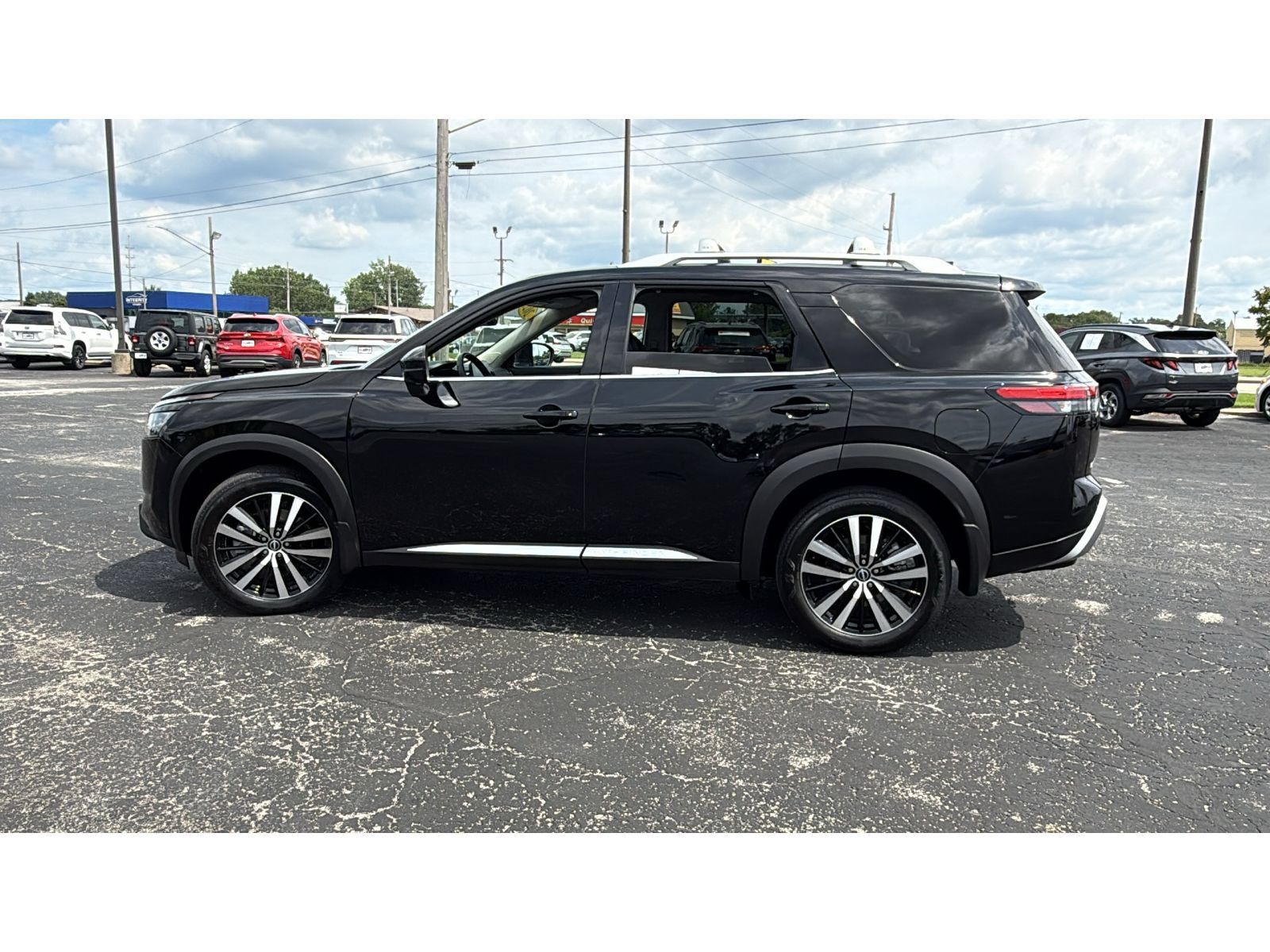 Used 2025 Nissan Pathfinder Platinum AWD/4WD image 4