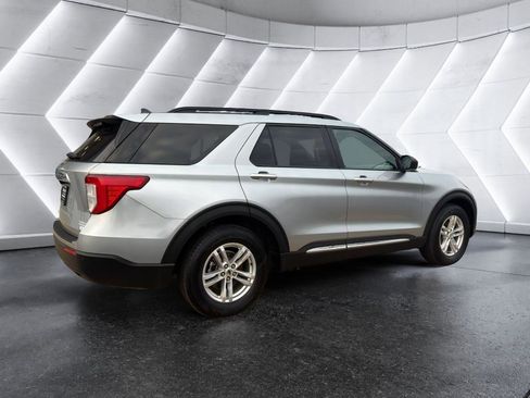 Used 2022 Ford Explorer XLT image 5