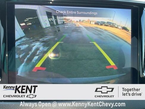 Used 2023 Chrysler Pacifica Touring-L image 2