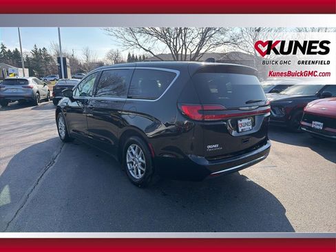 Used 2024 Chrysler Pacifica Touring-L image 9