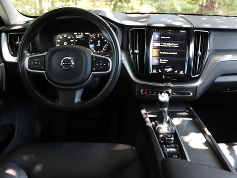 Used 2020 Volvo XC60 T6 Momentum w/ Protection Package image 16