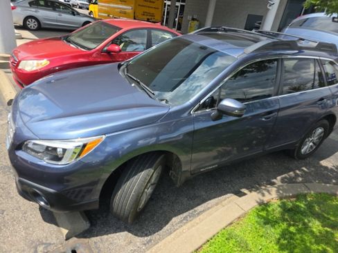 Used 2017 Subaru Outback 2.5i Premium AWD/4WD image 1
