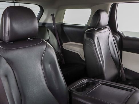 Used 2024 Kia Carnival LX image 28