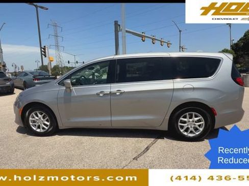 Used 2020 Chrysler Pacifica Touring FWD image 5
