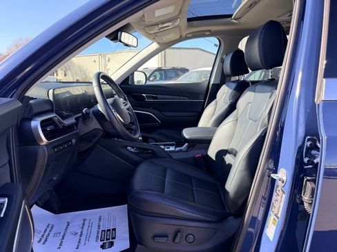Used 2024 Kia Telluride EX w/ EX Captain's Chair Package image 17