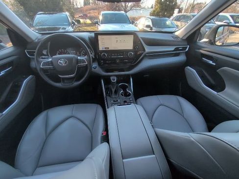 Used 2023 Toyota Highlander XLE image 28