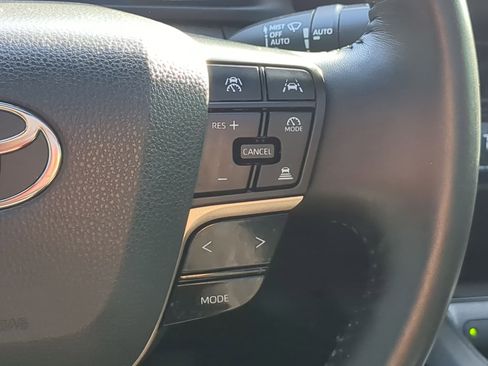 Used 2023 Toyota Crown Limited image 19