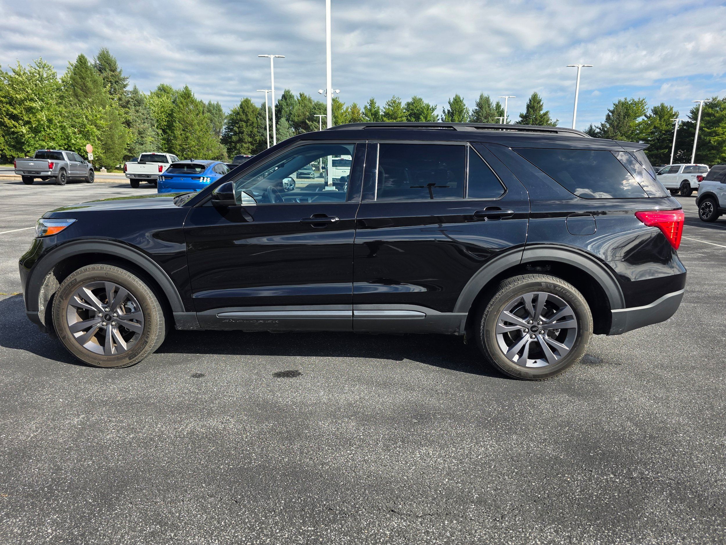 Used 2023 Ford Explorer XLT w/ Equipment Group 202A AWD/4WD image 2
