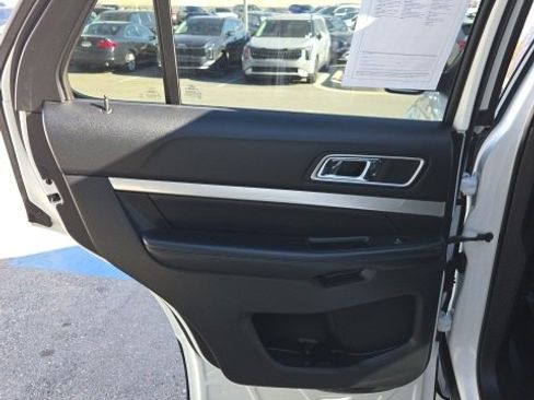 Used 2017 Ford Explorer XLT image 21