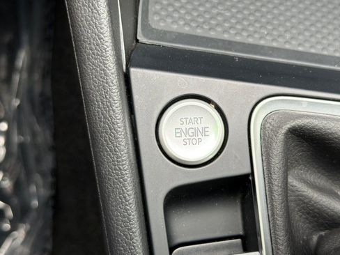 Used 2025 Volkswagen Jetta SE FWD image 21