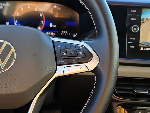 Certified 2023 Volkswagen Taos SE w/ Panoramic Sunroof Package image 17