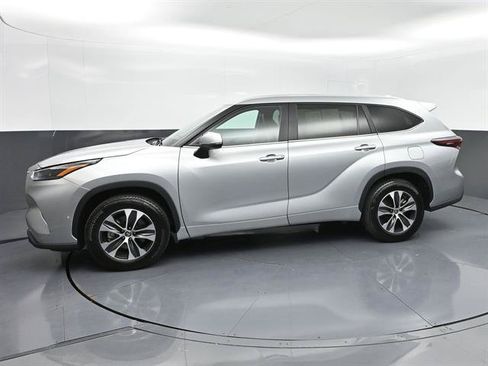 Certified 2025 Toyota Highlander XLE FWD image 30