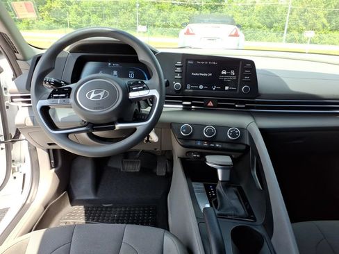 Used 2025 Hyundai Elantra SE FWD image 6