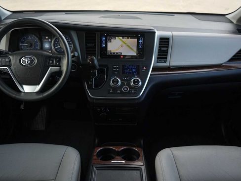 Used 2017 Toyota Sienna Limited Premium FWD image 10