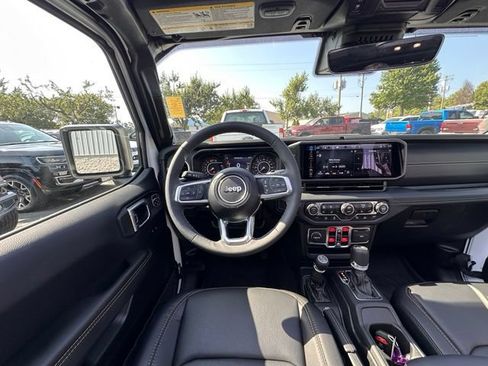 Used 2025 Jeep Wrangler Unlimited Sahara AWD/4WD image 15