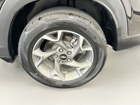 Used 2025 Chevrolet Trax LT FWD image 11