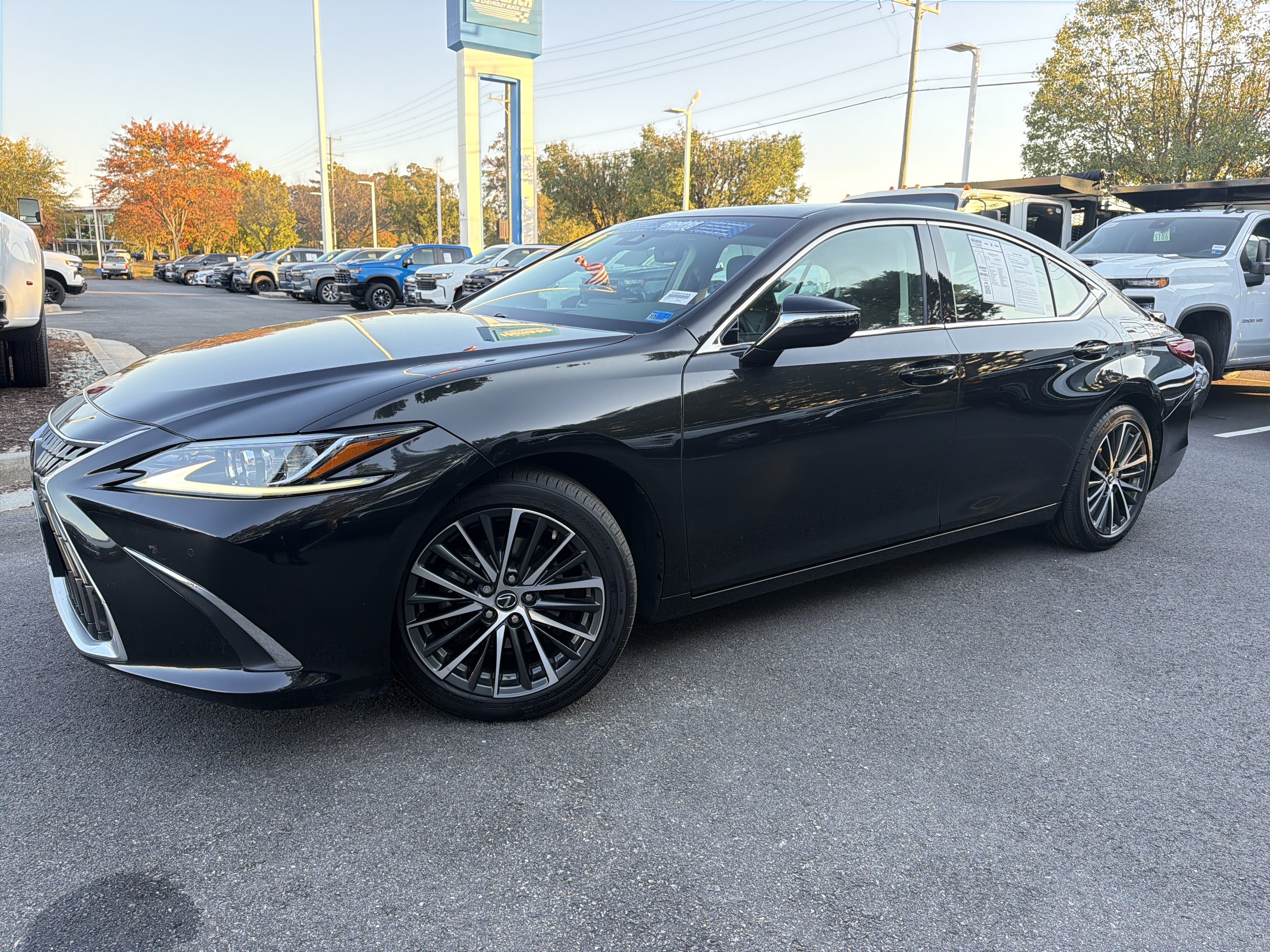 Used 2025 Lexus ES 350 w/ Premium Package FWD image 3