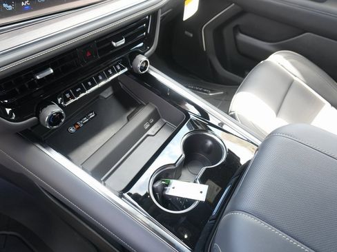 New 2025 Chevrolet Suburban Premier image 22