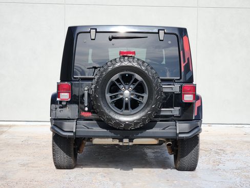 Used 2017 Jeep Wrangler Unlimited Sahara AWD/4WD image 6
