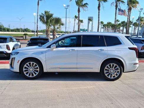 Used 2022 Cadillac XT6 Premium Luxury w/ Technology Package FWD image 3