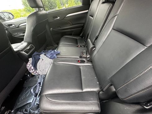 Used 2017 Toyota Highlander XLE AWD/4WD image 16