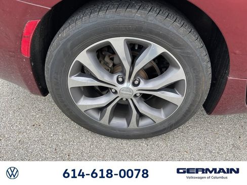 Used 2018 Chrysler Pacifica Limited w/ Tire & Wheel Group FWD image 18