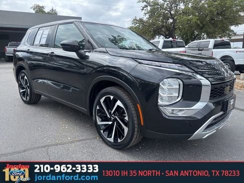 Used 2023 Mitsubishi Outlander SE image 1